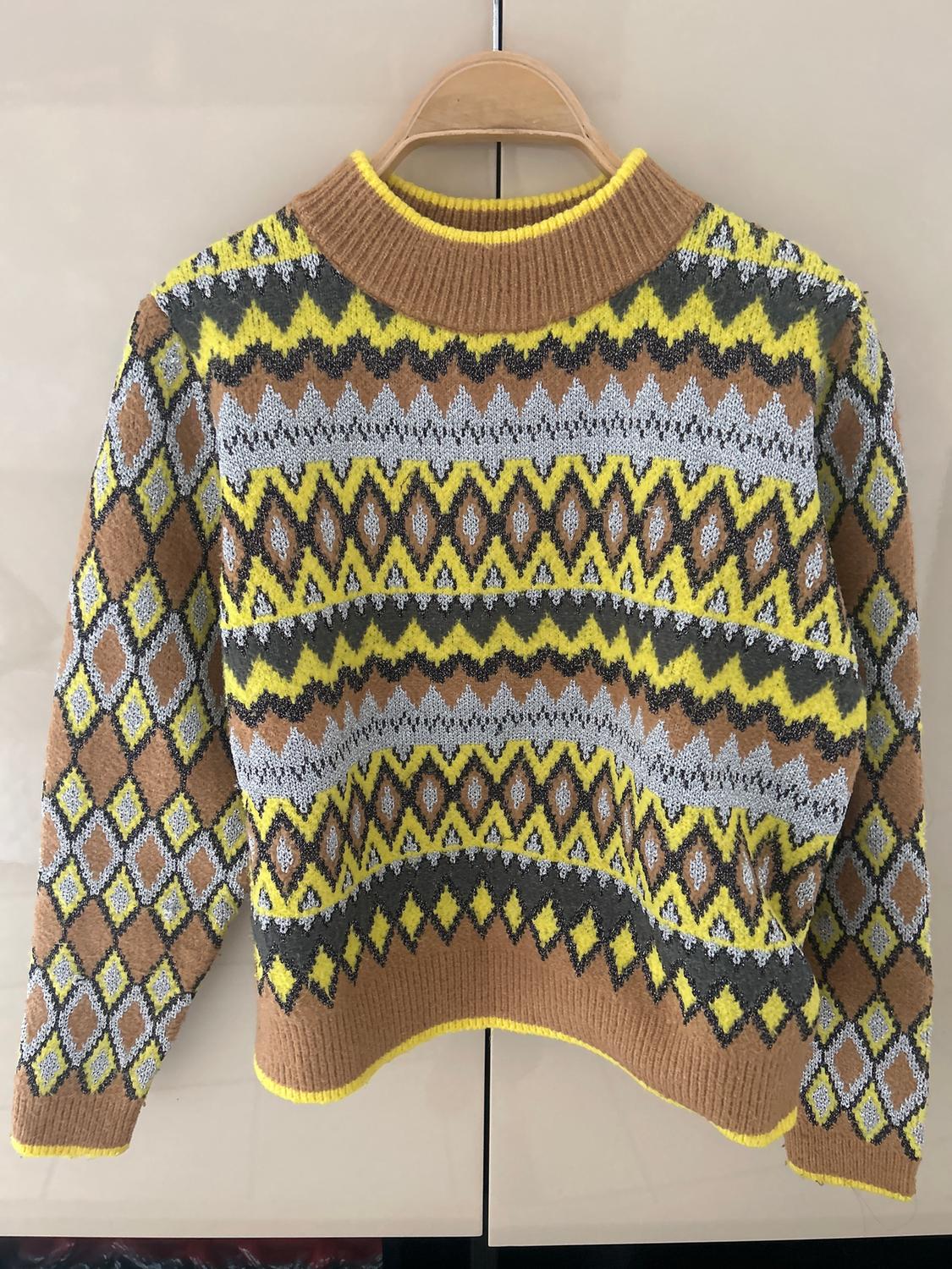 Jumper, geometric design in brown, yellow and grey tones, with a high neck and ribbed cuffs.