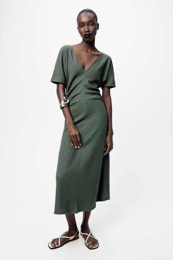 10 vestidos largos de Zara para mujeres bajitas: estilizan, suman