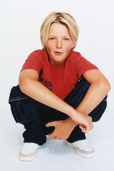 CAMISETA EFECTO LAVADO TEXTO - Rojo de Zara