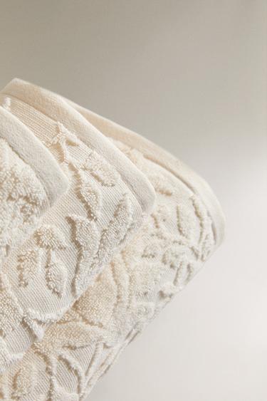 FLORAL JACQUARD BATH TOWEL - Ivory by Zara - Image 1