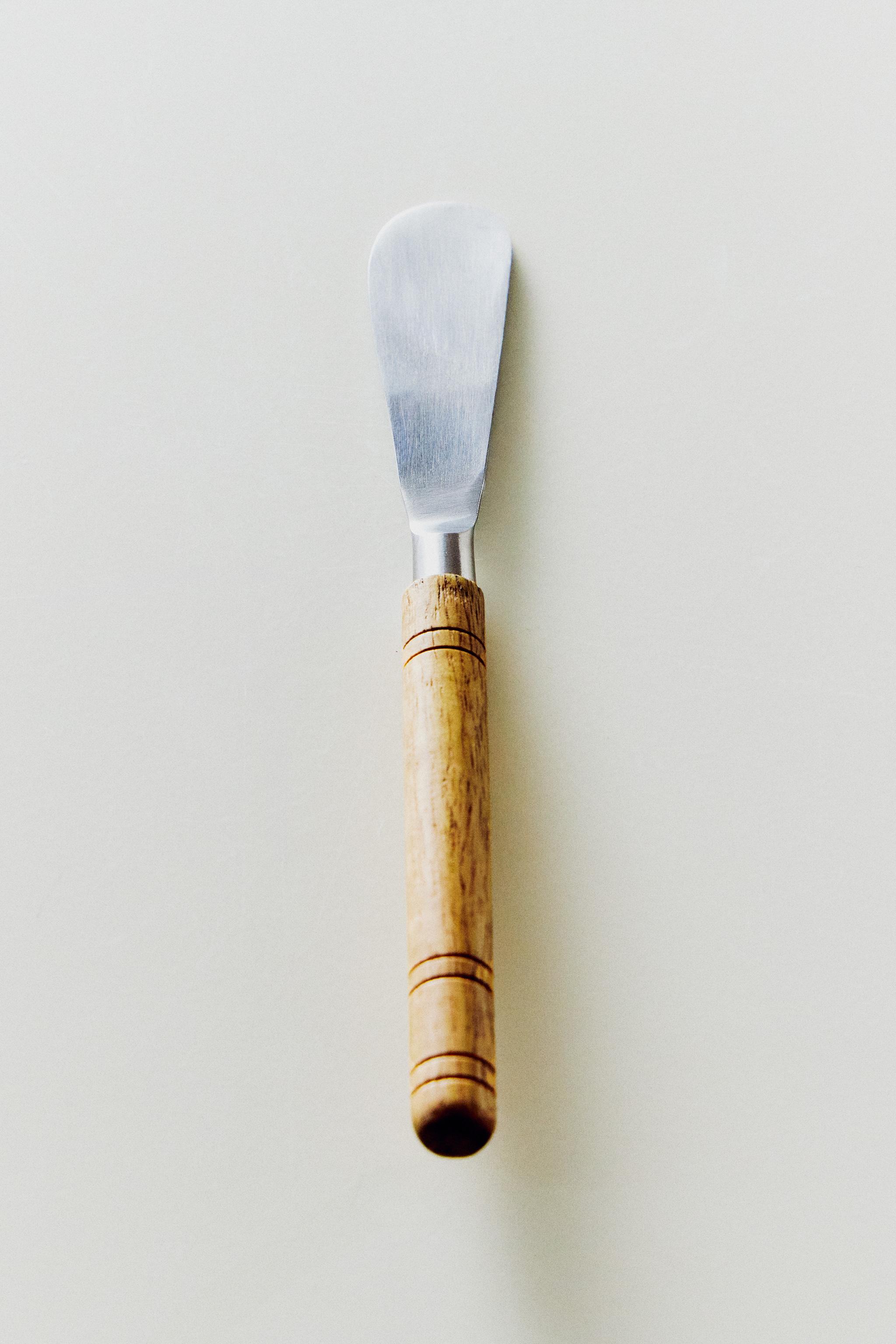 WOODEN HANDLE BUTTER KNIFE — Light beige