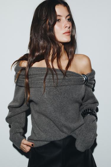 JERSEI DE PUNT OFF SHOULDER AMB APLICACIÓ DE METALL - Gris perla de Zara