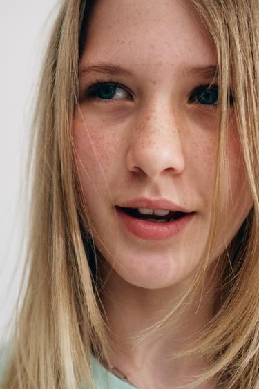 ФУТБОЛКА С КОНТРАСТНОЙ РЕЛЬЕФНОЙ НАДПИСЬЮ — СВЕТЛО-ЗЕЛЕНЫЙ от Zara