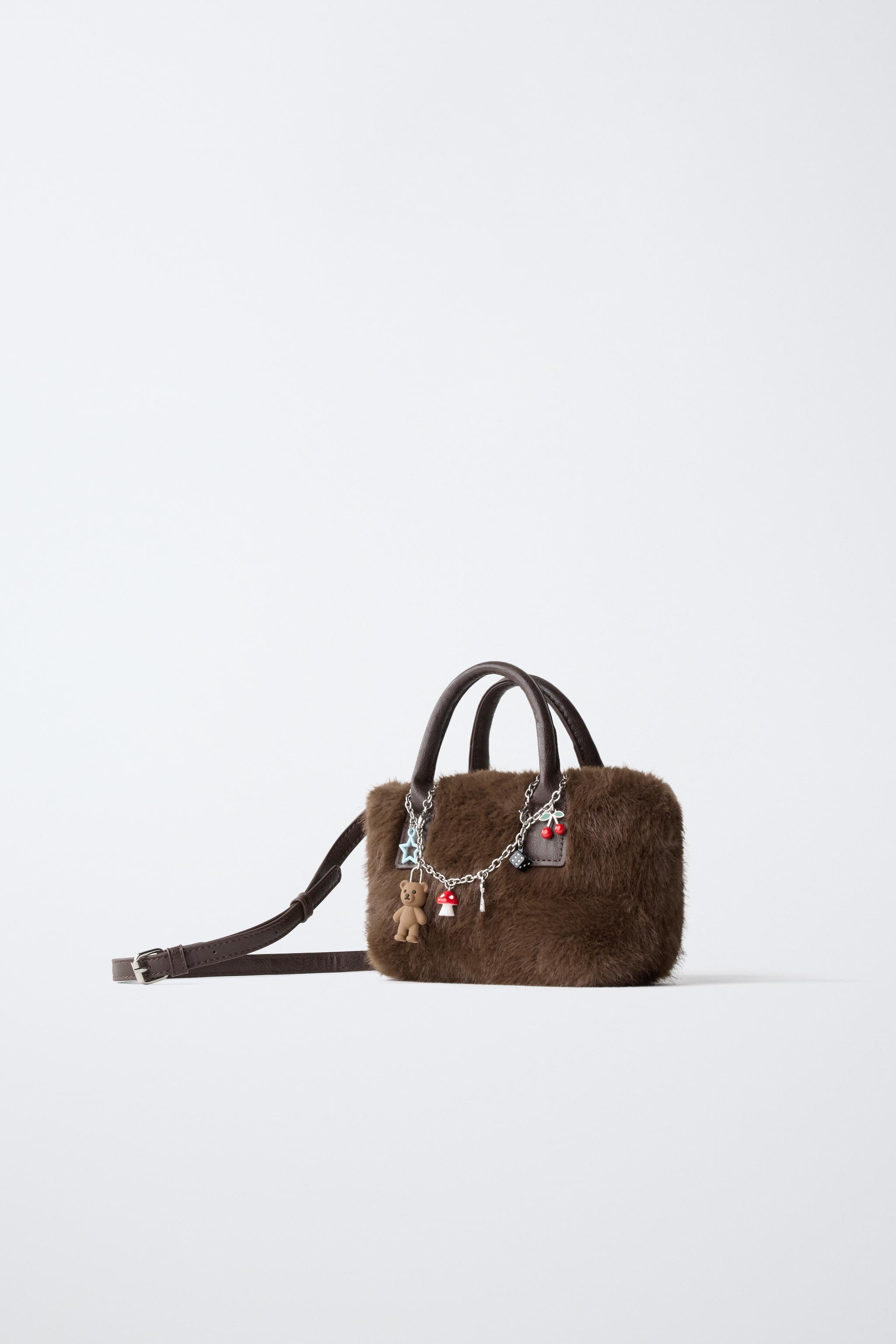 SAC BANDOULIÈRE EFFET FOURRURE AVEC CHARMS