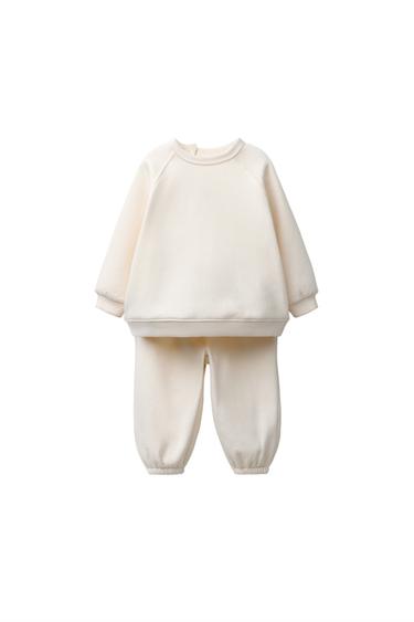 طقم من كنزة رياضية وبنطلون رياضي أساسي - خَام by Zara