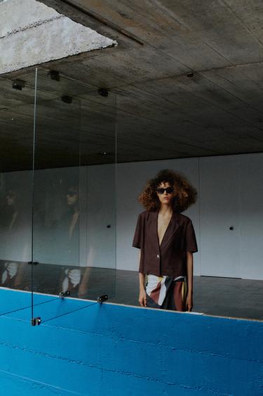 بليزر بأكمام قصيرة من الكتان - بني الخاص بـ Zara