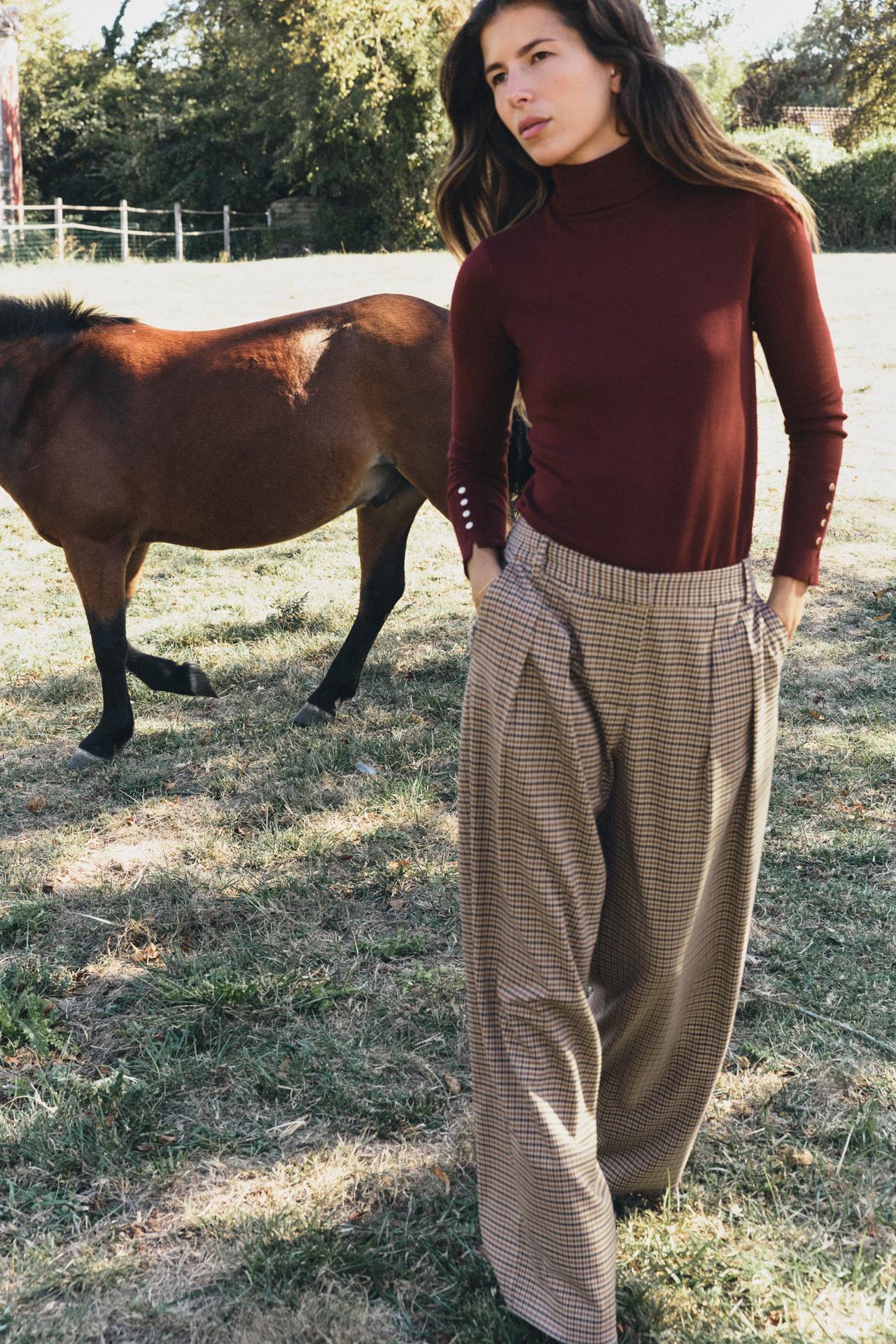 BASIC MOCK NECK SWEATER — Maroon