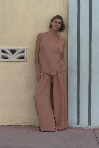 PANTALÓN FLUIDO PINZAS - Marrón de Zara