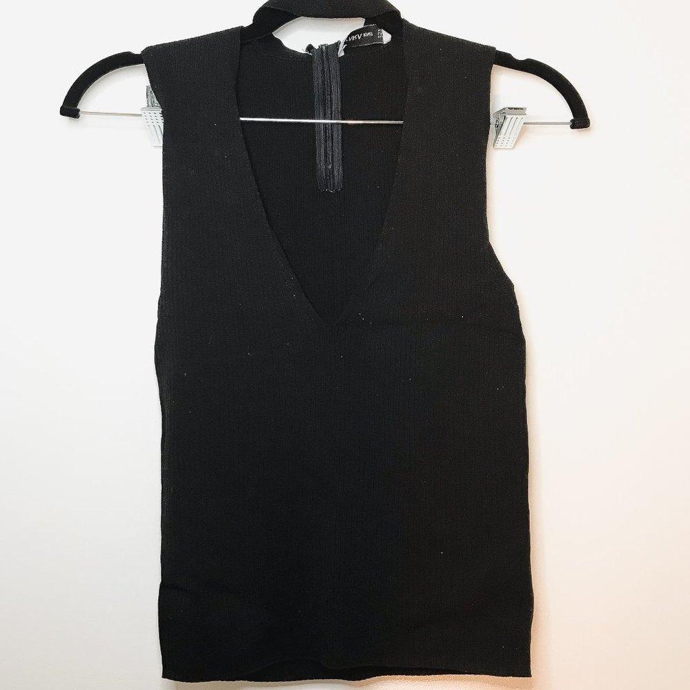 Sleeveless V-neck top in black with a front zipper, hanging on a black hanger against a white background. Visible label with the text VKV KIL.