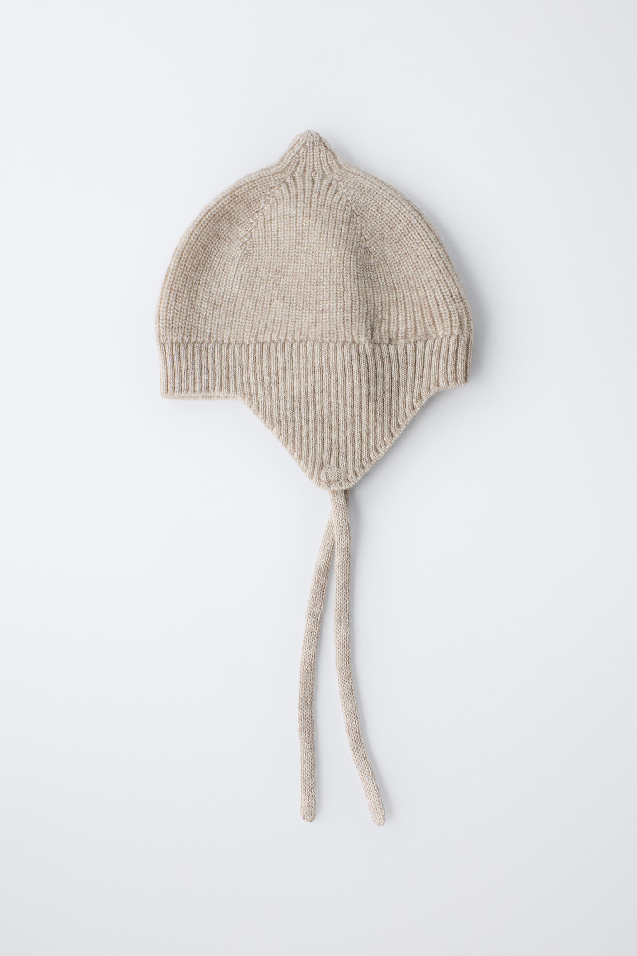 BONNET EN MAILLE AVEC LAINE