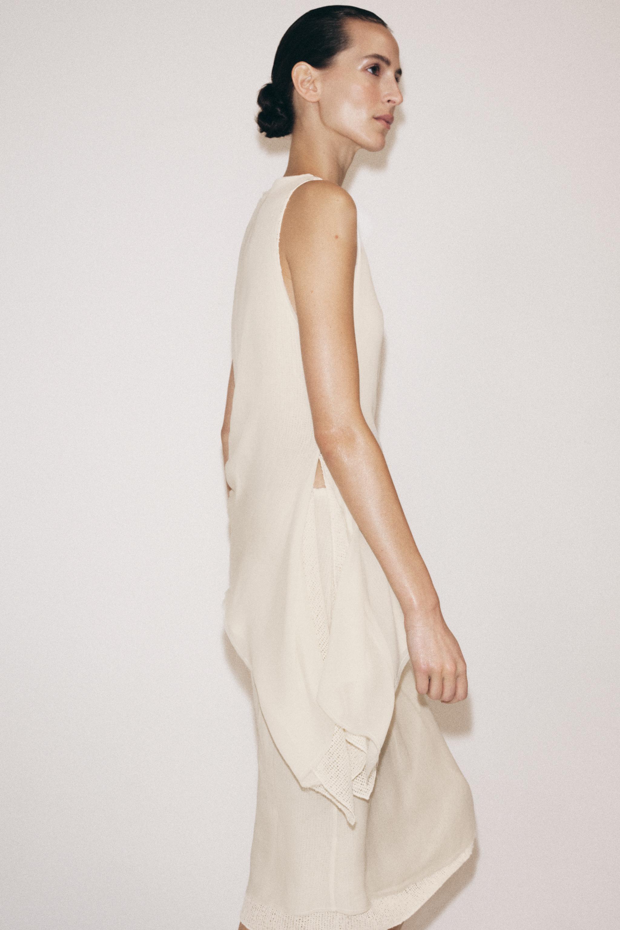 TOP ASYMÉTRIQUE SANS MANCHES