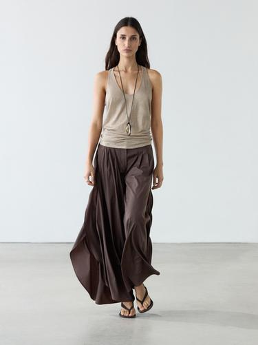 Pantalón ancho pliegues aberturas laterales - Chocolate de Zara