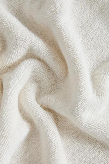 BADEHANDTUCH MIT KONTRASTNAHT - Elfenbein farben von Zara