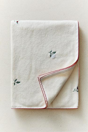 BATH TOWEL WITH FLORAL EMBROIDERY - Ivory by Zara
