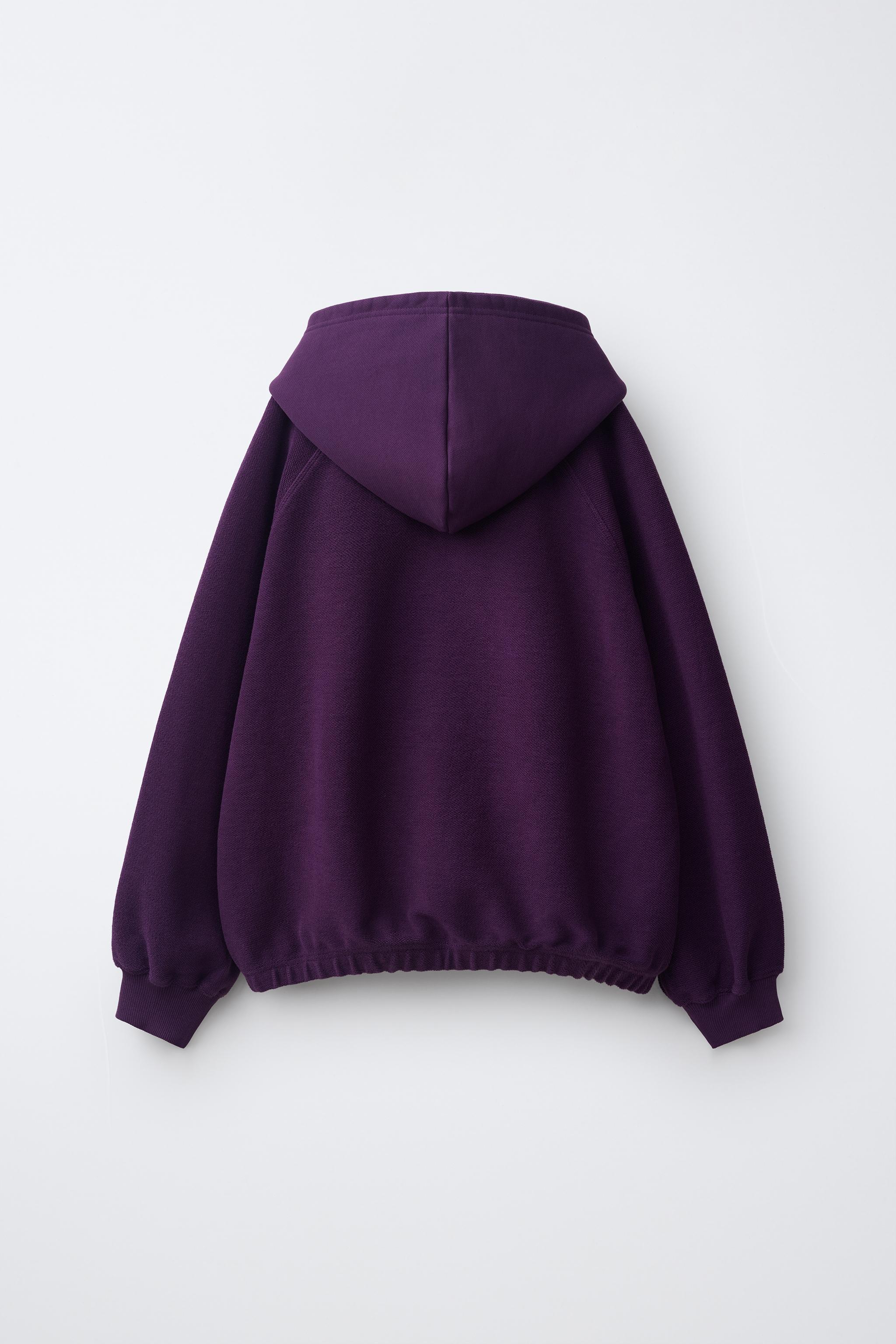 SWEAT À CAPUCHE ET INSCRIPTION