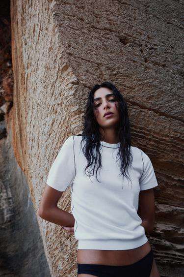 TOP IN MAGLIA CON MANICHE CORTE E PROFILI - Bianco / Marino di Zara