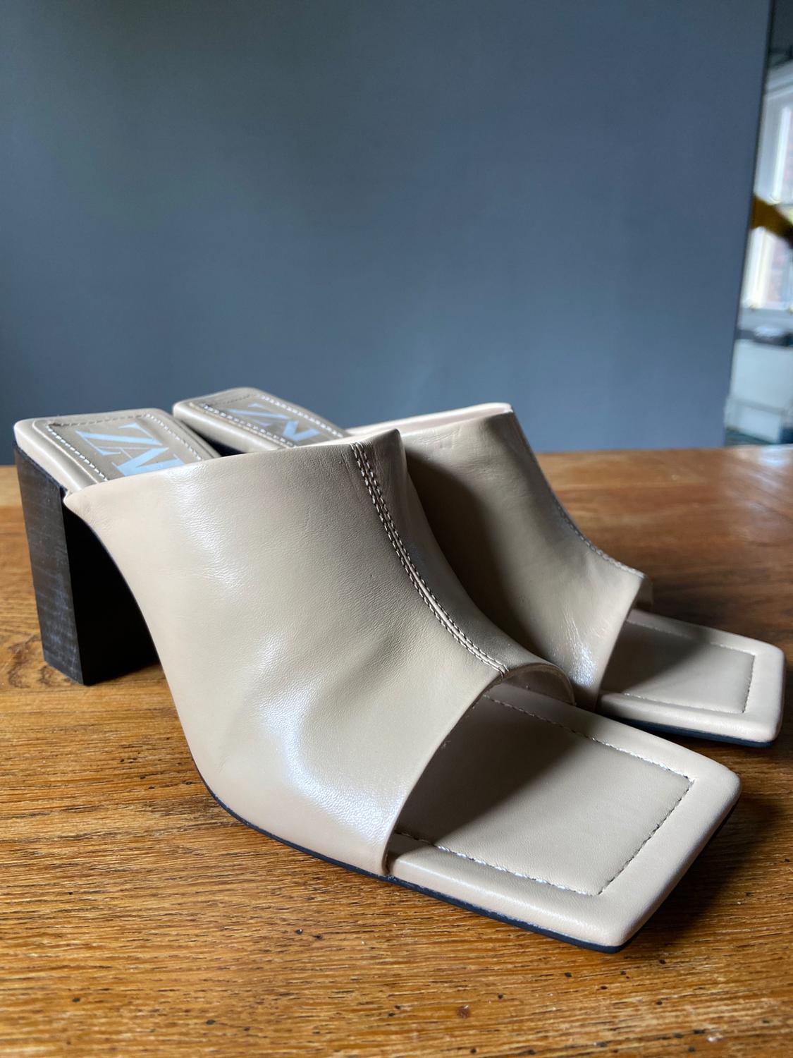 LEATHER HEEL SANDAL - Image 4