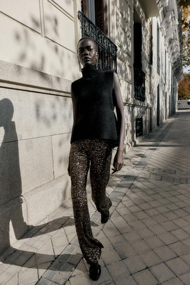 ASYMMETRIC KNIT TOP WITH SIDE APPLIQUÉS - Black by Zara