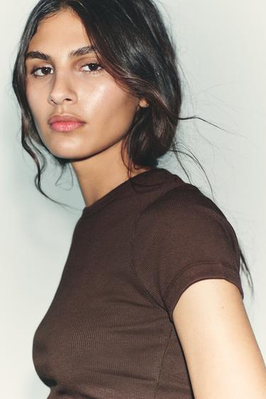 T-SHIRT À MANCHES COURTES EN MAILLE CÔTELÉE - Chocolat de Zara - Image 1