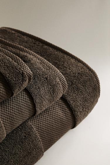 (800 GXM²) SERVIETTE DE BAIN EXTRA DOUCE - Vison foncé de Zara - Image 1
