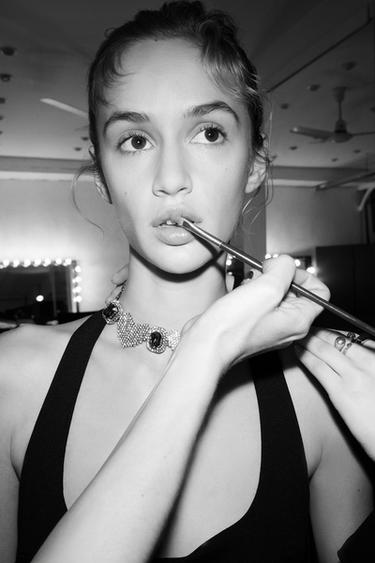 METALLIC SHIMMER TIE NECKLACE - Aged gold by Zara