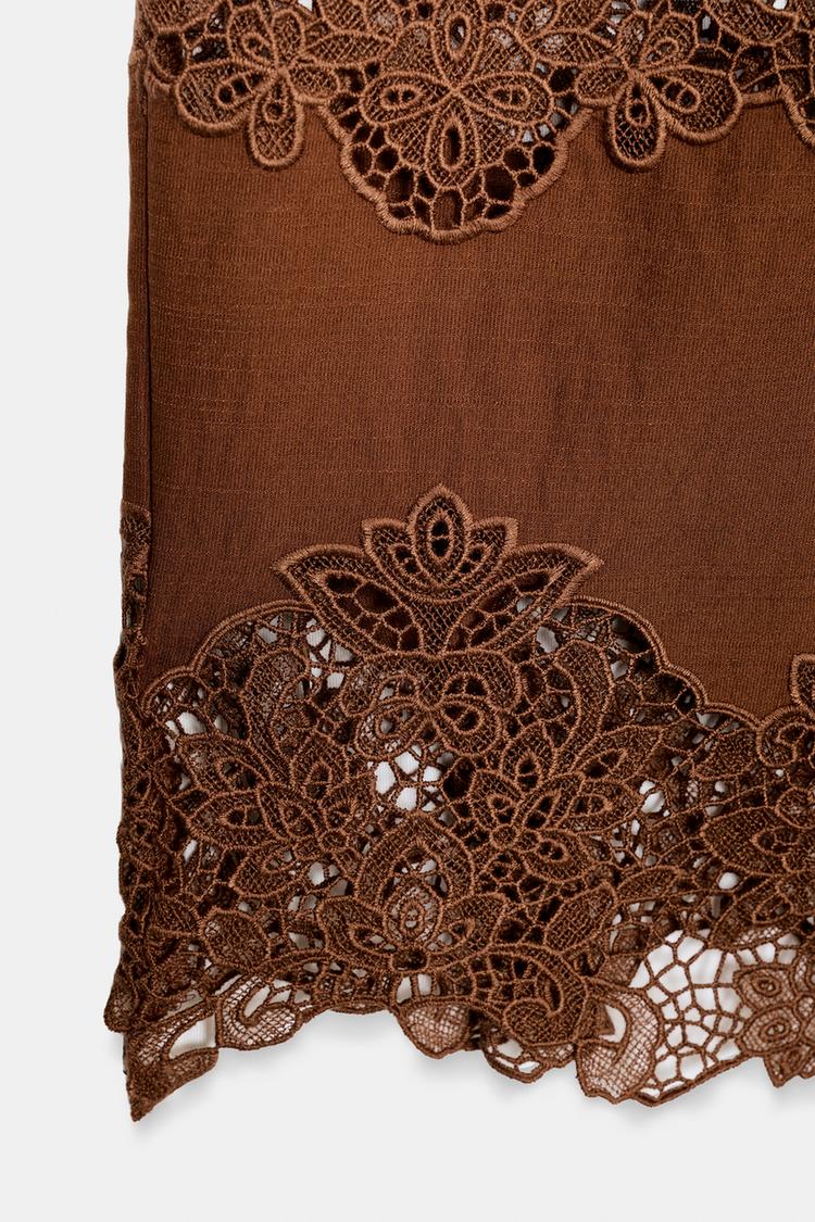 PANTALÓN CON BORDADO CALADO 4