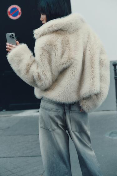 MANTEAU COURT EFFET FOURRURE AVEC BRANDENBOURGS - Beige clair de Zara - Image 2