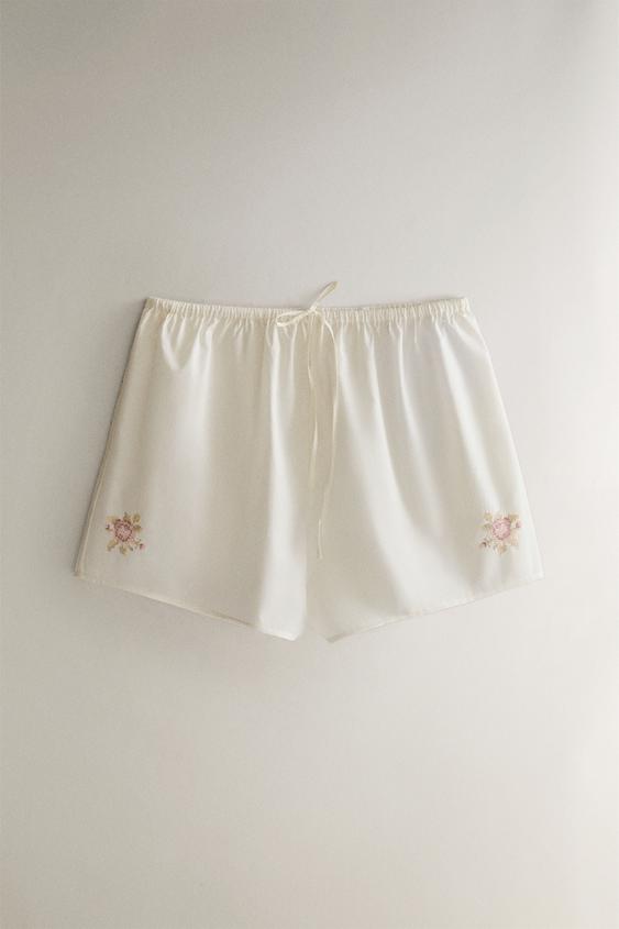 SHORTS WITH FLORAL EMBROIDERY - أبيض مكسور الخاص بـ Zara - صورة 0
