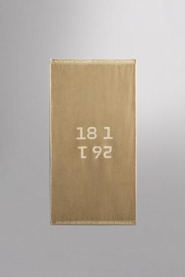 منشفة تدريب كبيرة - رمل الخاص بـ Zara