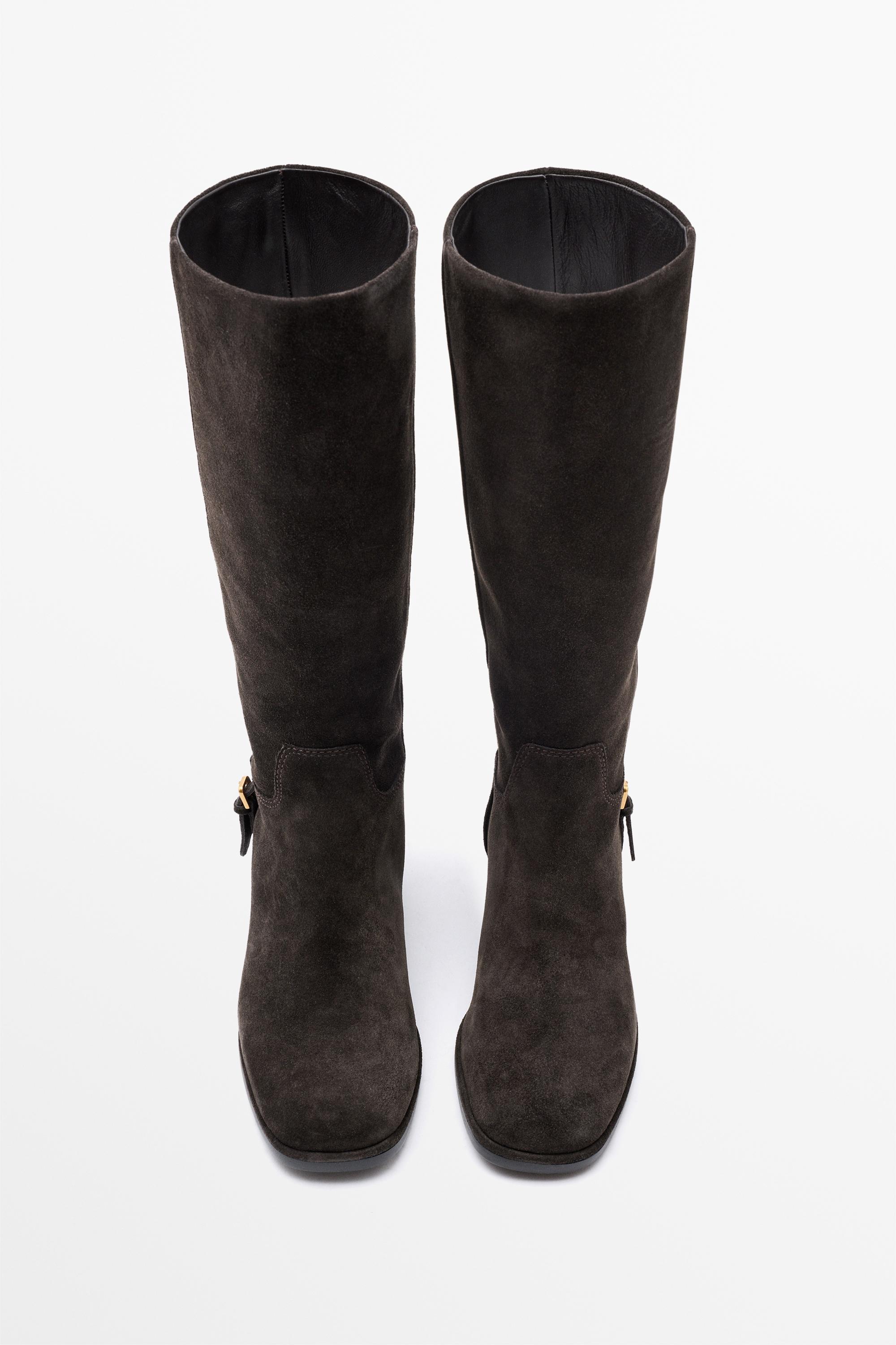 Botte plate en croûte de cuir avec boucle latérale