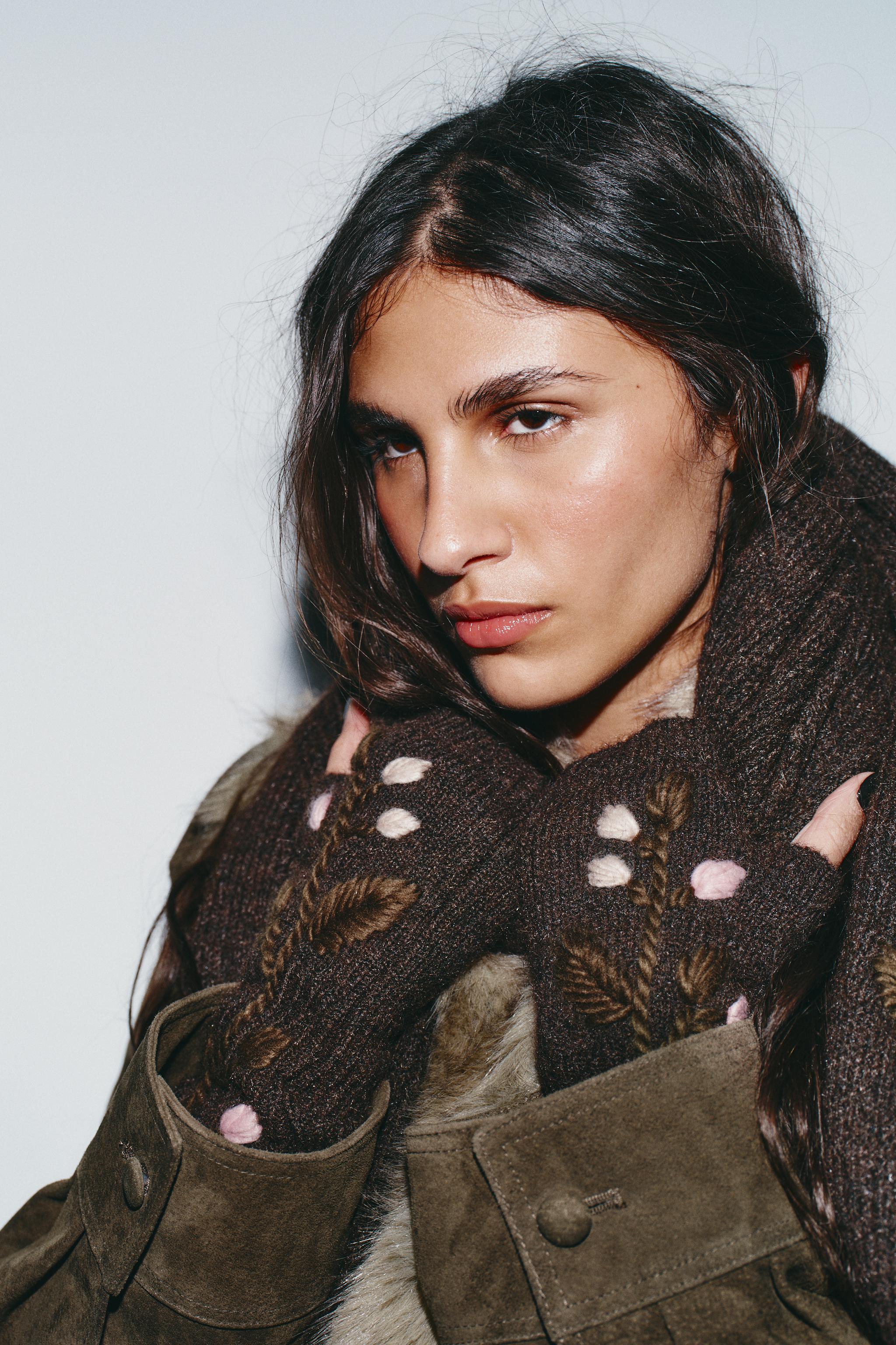 LUVAS MITENES DE TRICÔ COM FLORES BORDADAS - Marrom | ZARA Brasil