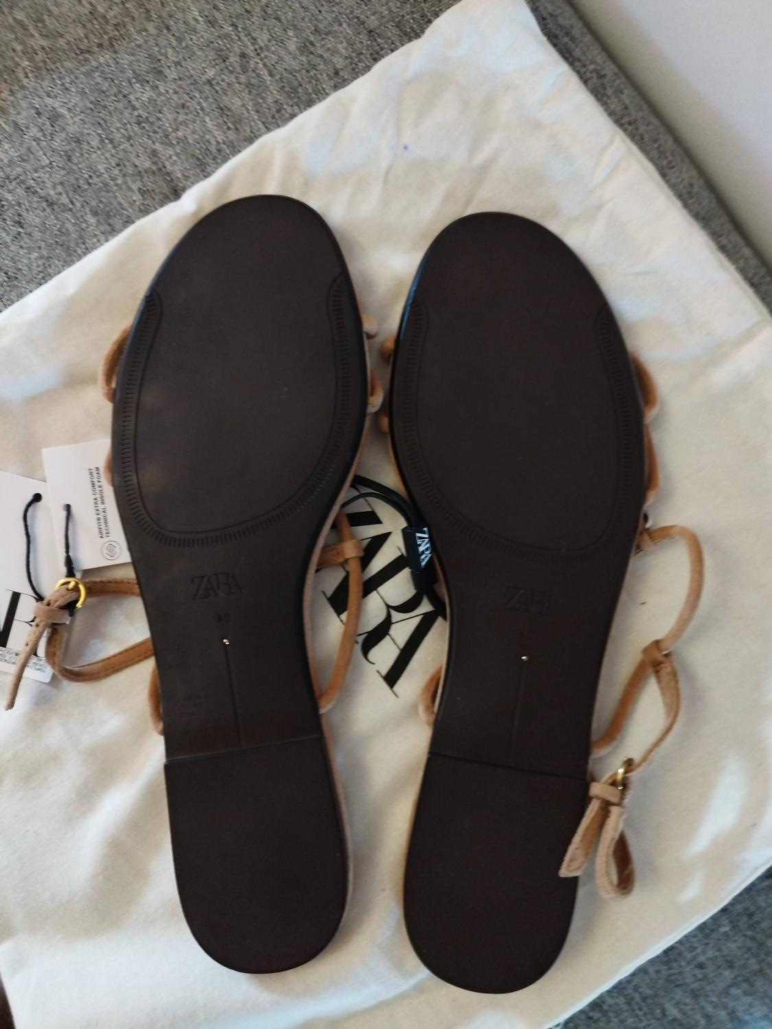 LEATHER STRAPPY SANDALS WITH EMBELLISHMENT - Image 4