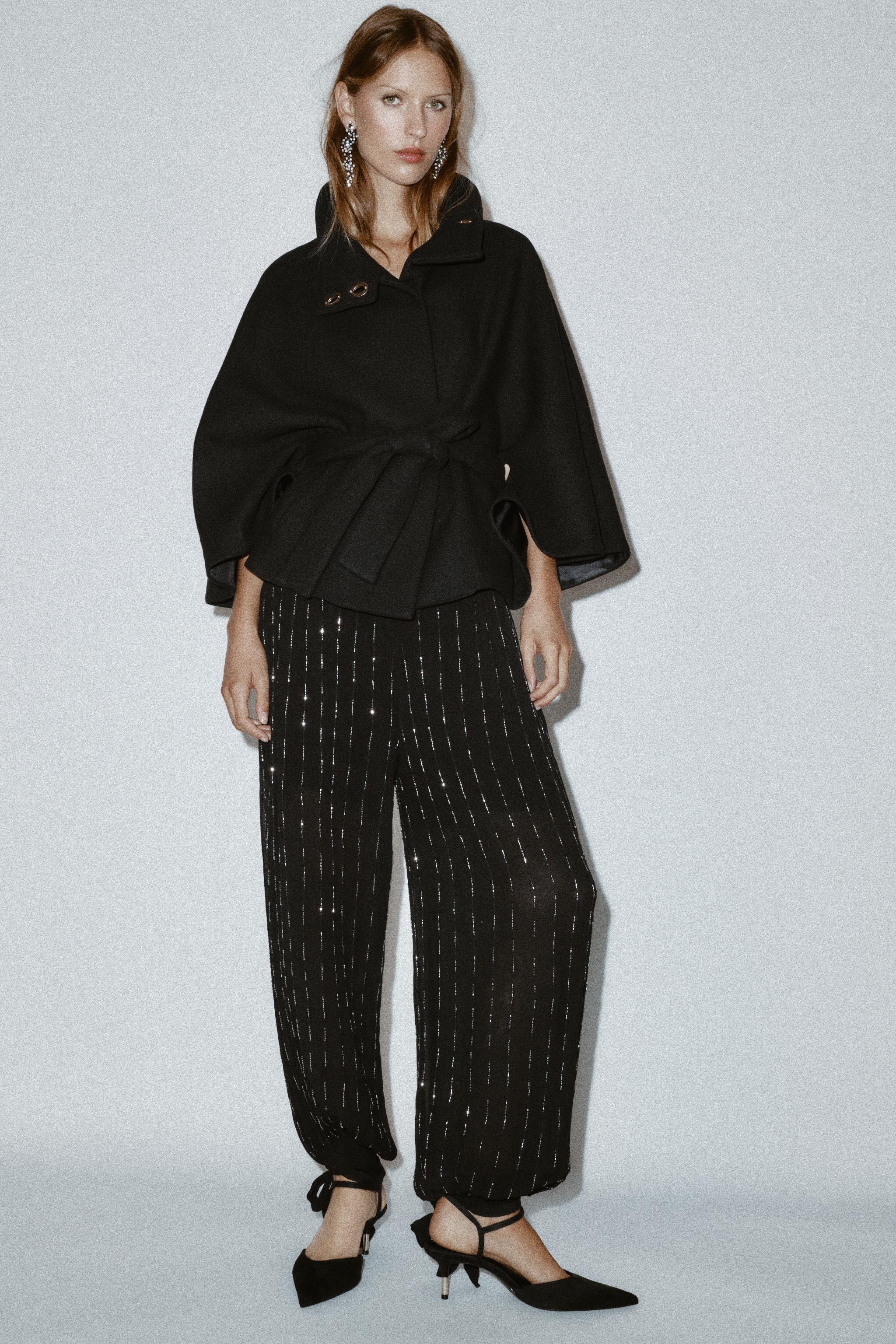 ウール製ケープスリーブショートコート、ベルト付き - ブラック | ZARA