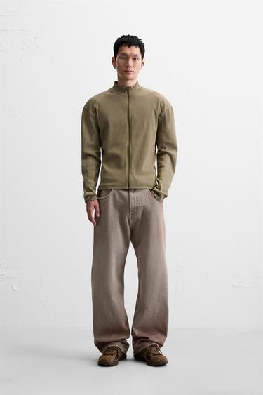 ТОЛСТОВКА ИЗ ТКАНИ С ЭФФЕКТОМ ПОТЕРТОСТИ С МОЛНИЕЙ — СВЕТЛЫЙ ХАКИ от Zara — изображение 0