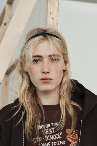 SWEAT À CAPUCHE EFFET NÉOPRÈNE - Chocolat de Zara - Image 2