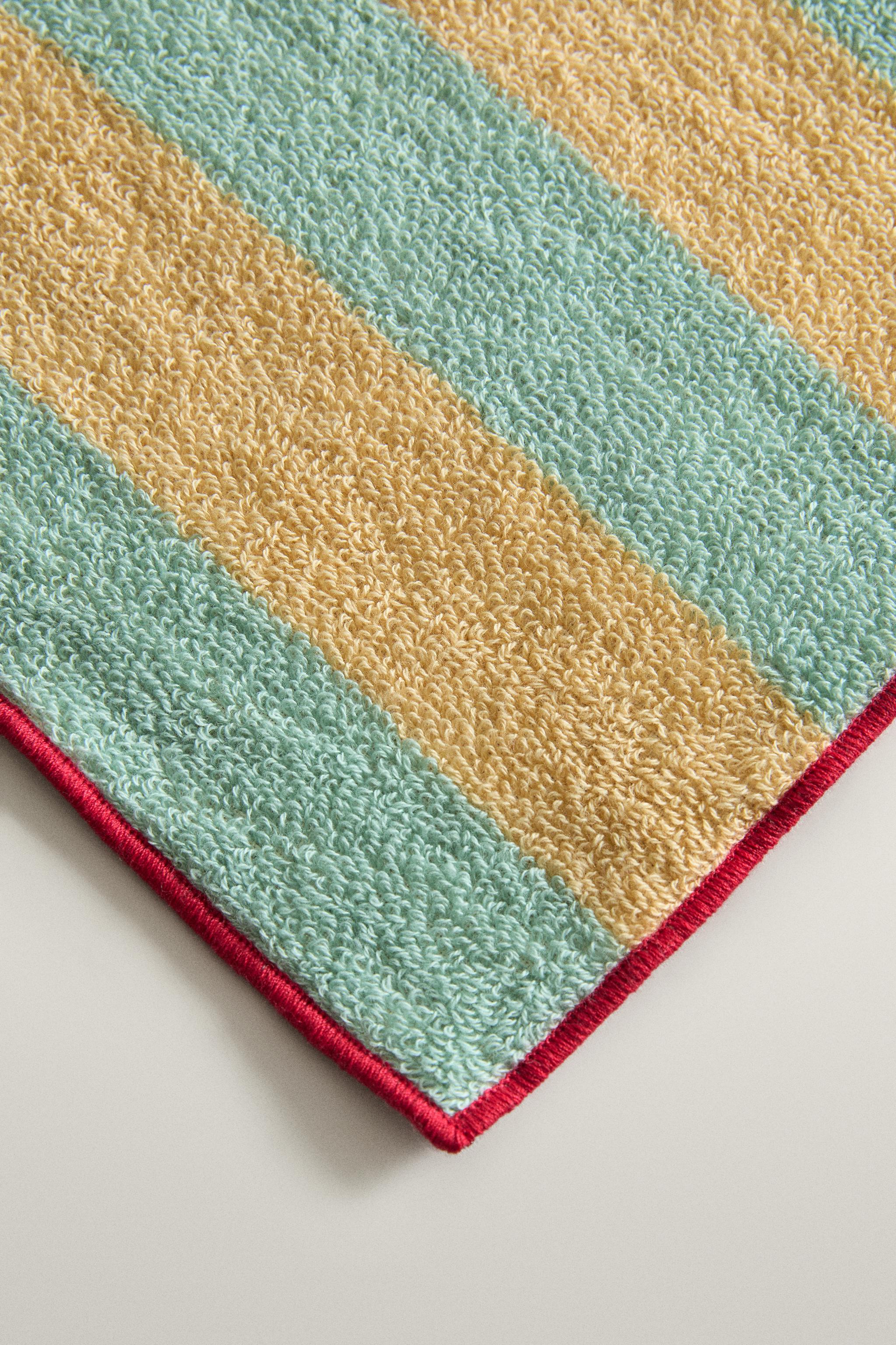 STRIPED BATH TOWEL WITH TOPSTITCHING