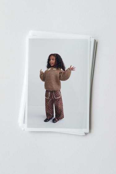 Zara PLETENI DŽEMPER SA CVETOVIMA – tamnoružičasta