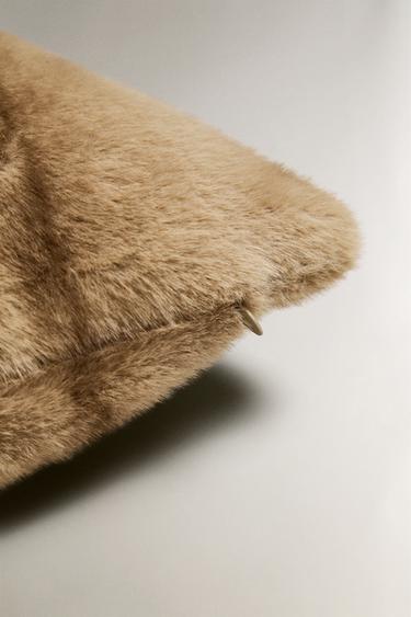 OMBRÉ FAUX FUR CUSHION COVER - Beige by Zara - Image 3