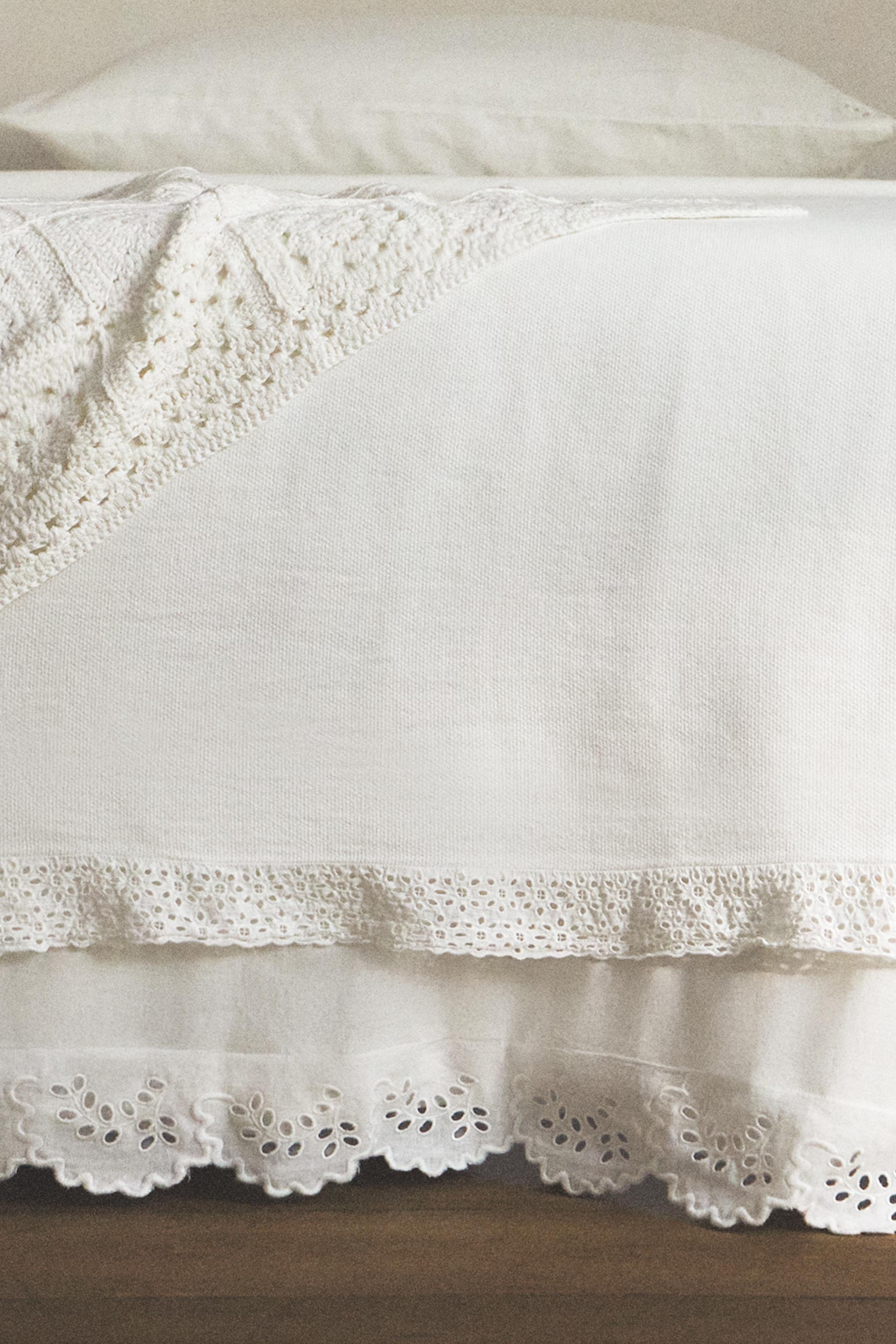 COTTON BEDSPREAD WITH EMBROIDERED RUFFLE