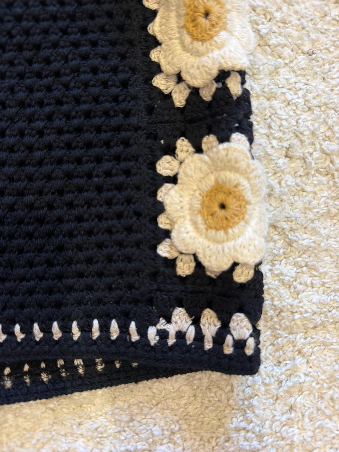 CROCHET FLOWER KNIT BERMUDA SHORTS - Image 2