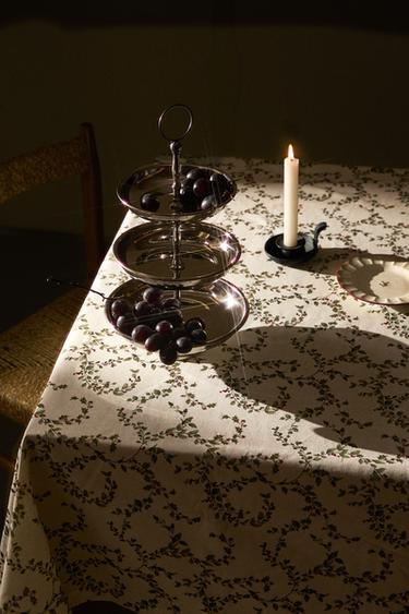 COTTON CHRISTMAS HOLLY LEAF TABLECLOTH - Ecru by Zara