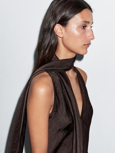 Top fluido detalle lazada - Marrón de Zara