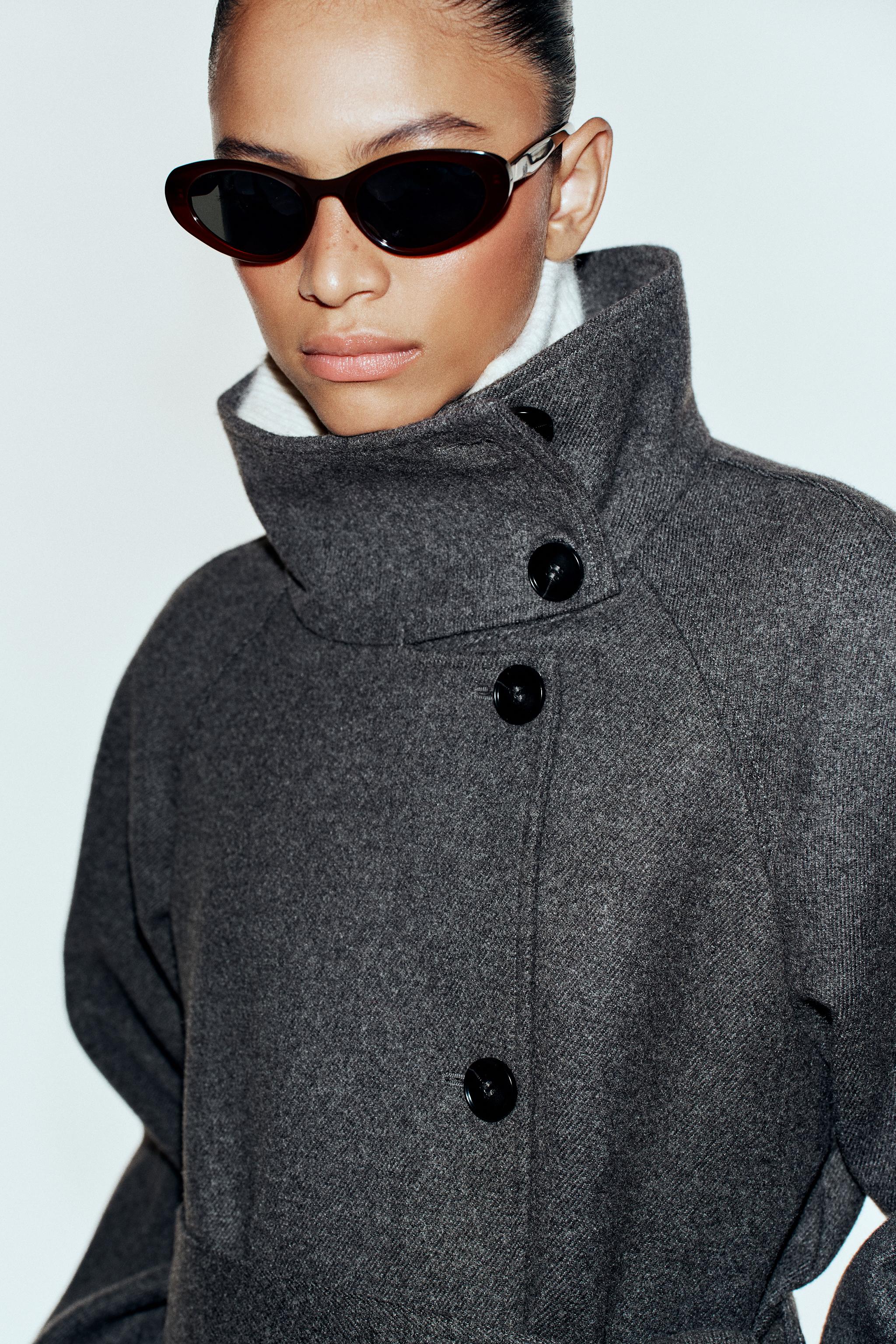 Manteau à col montant avec ceinture