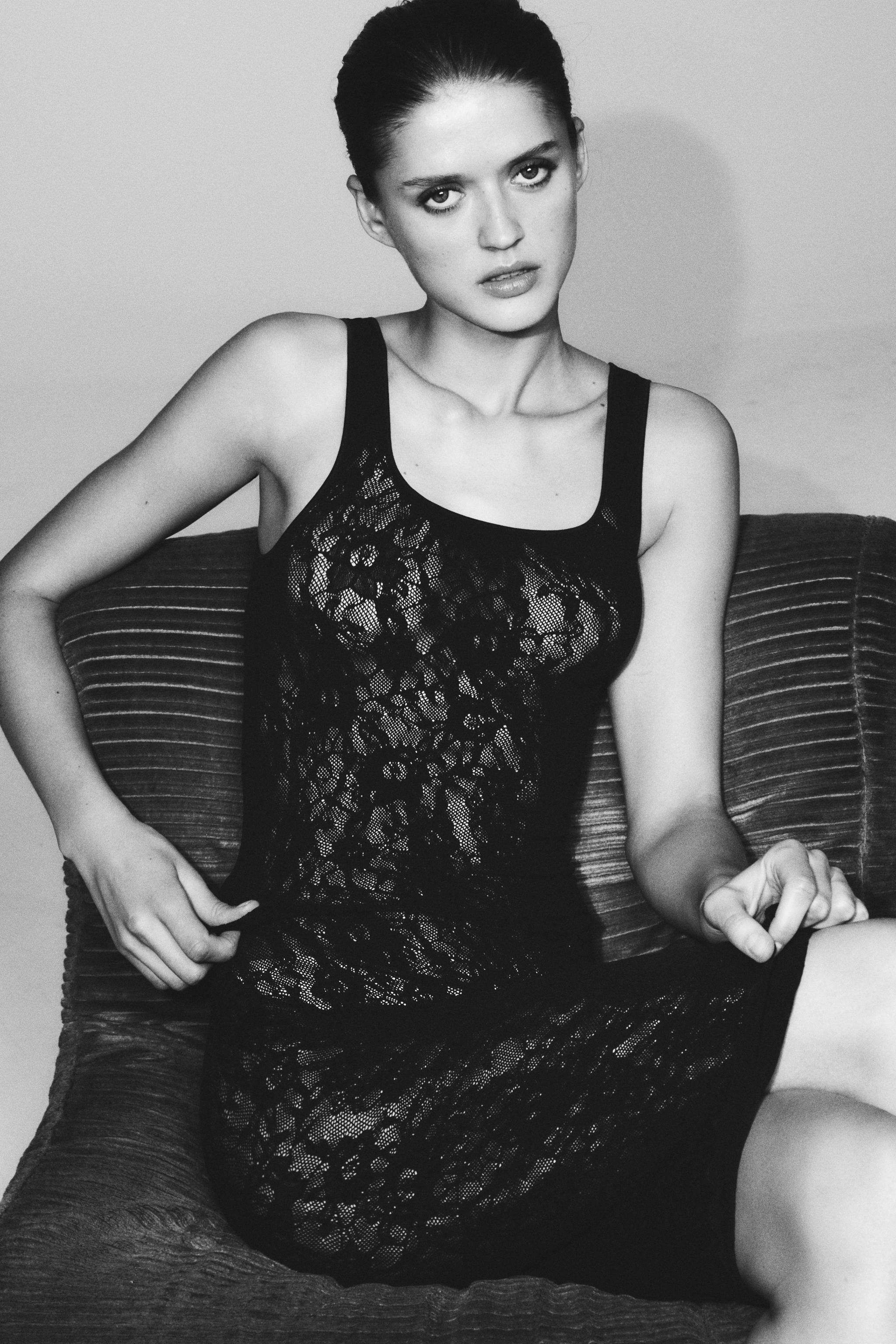 SEAMLESS LACE STRAPPY DRESS