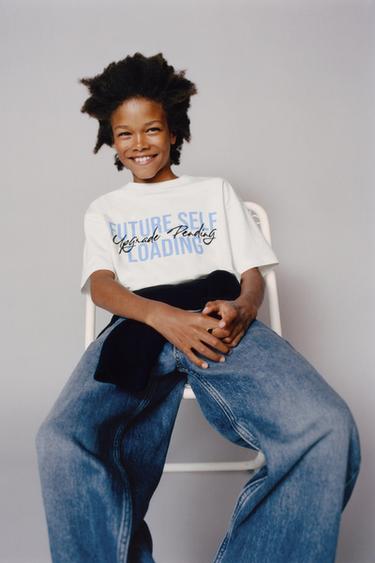 Zaras T-SHIRT VARSITY MED TEXTTRYCK OCH ETIKETT - Vit