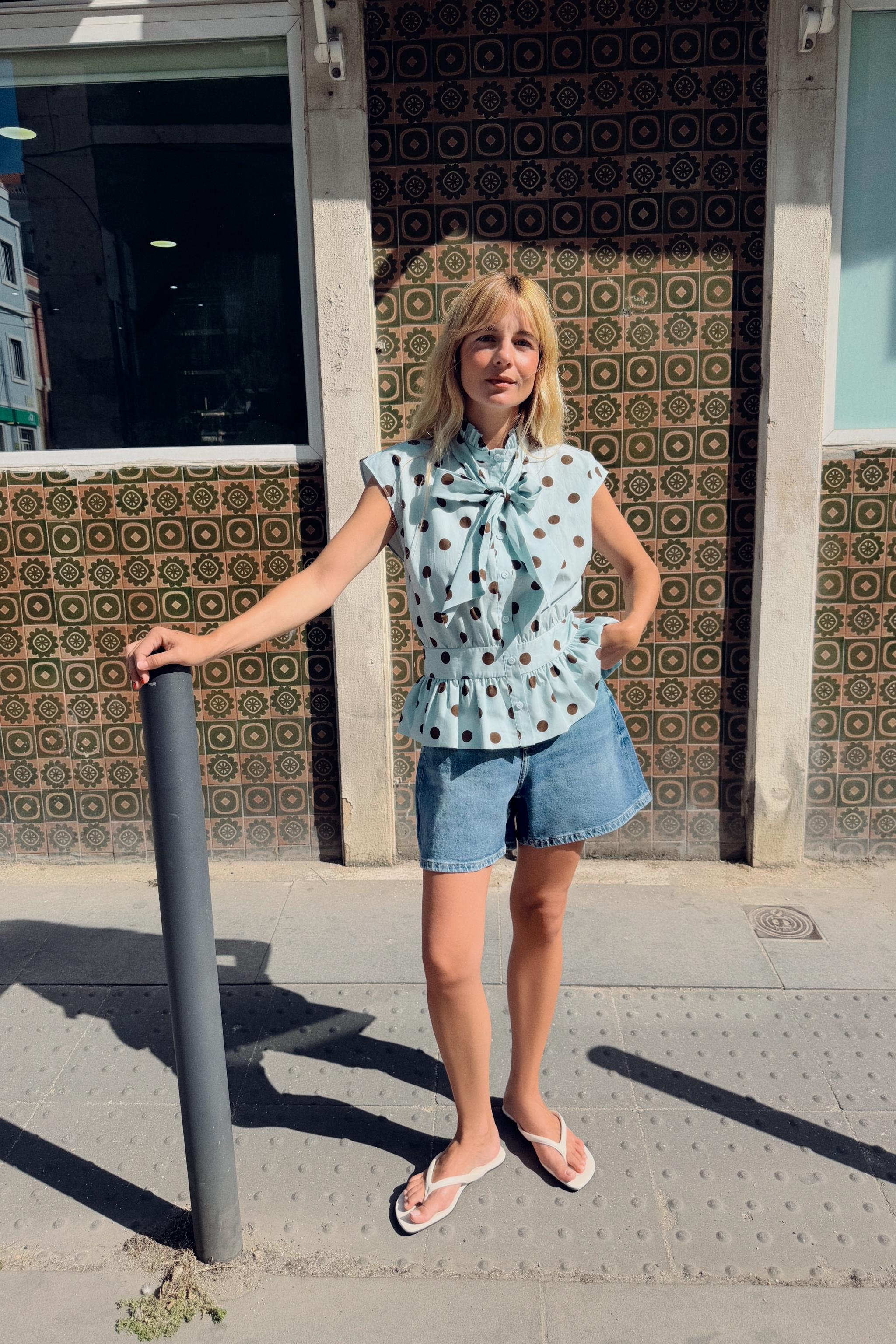 SLEEVELESS POLKA DOT BOW SHIRT — Brown-Blue