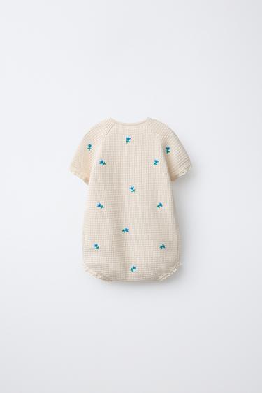 TEXTURED ROMPER WITH EMBROIDERED FLOWERS AND LACE TRIM - Ecru by Zara