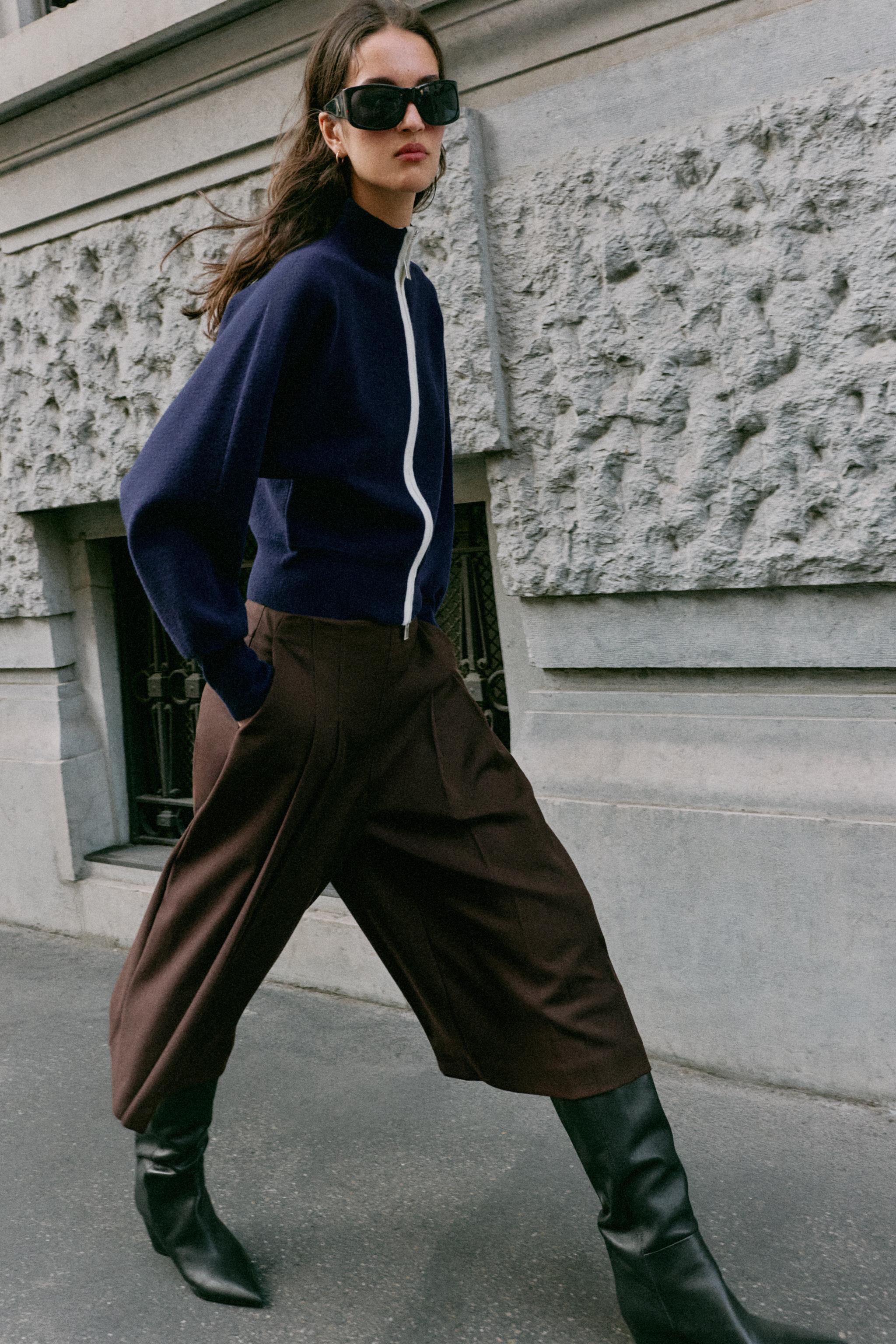 PLEATED LONG BERMUDA SHORTS