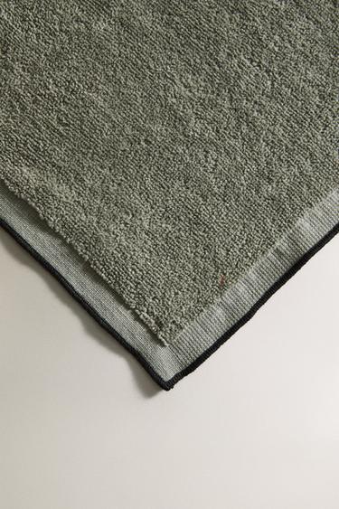 SERVIETTE DE BAIN VELOURS OVERLOCK - Verdâtre de Zara - Image 2