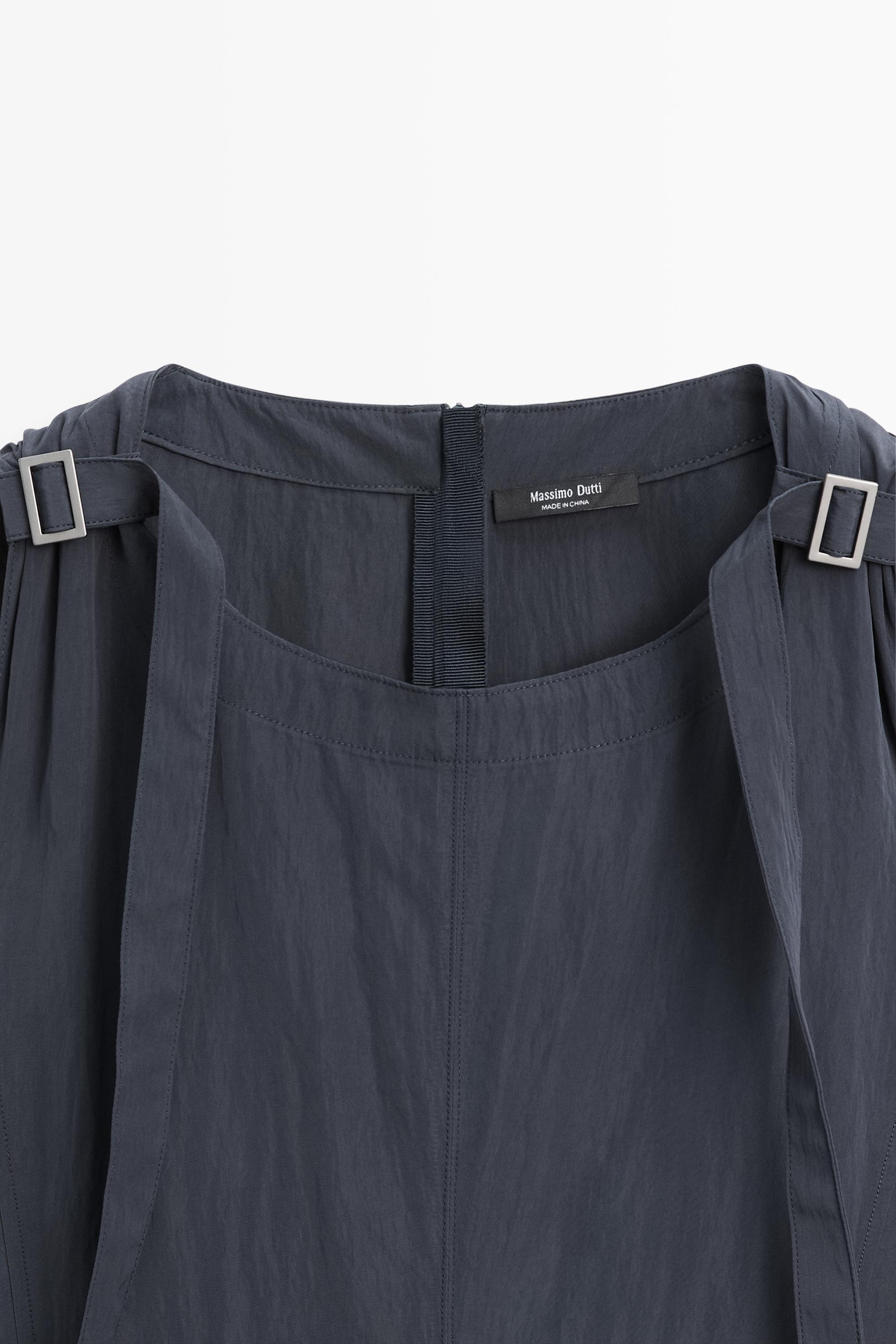 Robe midi fluide avec détails boucles